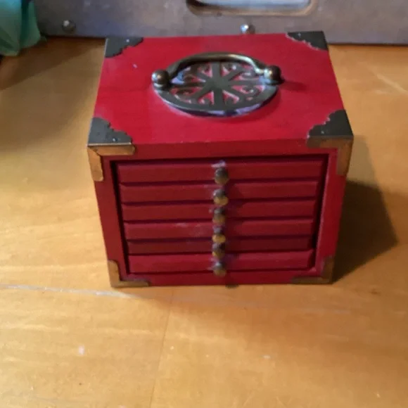 Vintage-Inspired Red coaster Organizer with Brass Details - Picture 6 of 6